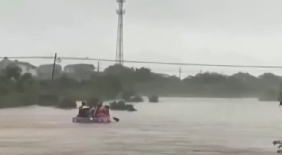 POPLAVE IZAZVANE OBILNIM PADAVINAMA PROUZROKOVALE KATASTROFALNO STANJE Stotine hiljada ljudi u Kini evakuisano (VIDEO)
