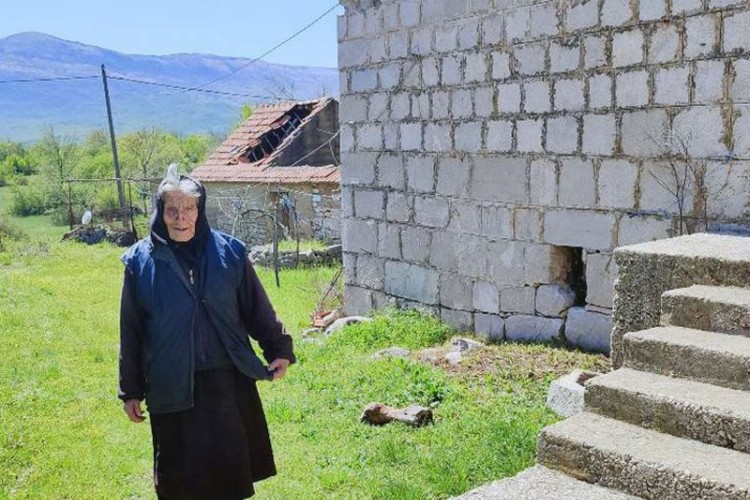 BAKA MILICA STOJANAC (100) JEDINI SRPSKI POVRATNIK I ČUVAR DALMATINSKOG SELA DABAR Ljudi velikog srca obezbijedili starici novac za ogrjev