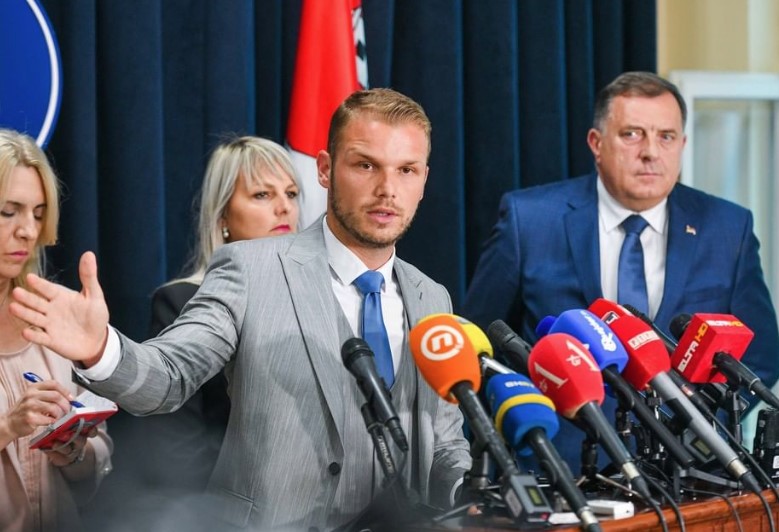 SASTANAK SA VLADOM REPUBLIKE SRPSKE IZNJEDRIO OLAKŠICU ZA GRAĐANE Stanivuković saopštio dobre vijesti: "Potpuno besplatna legalizacija i bez papirologije"
