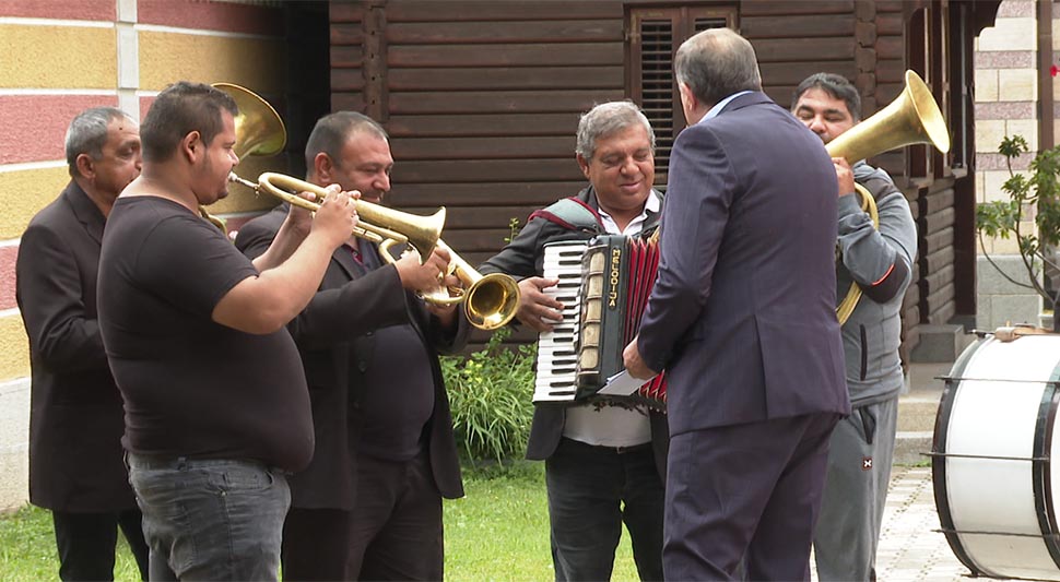 DODIK RAZRIJEŠIO KESU Trubači ga ispratili uz pjesmu "Marš na Drinu", dao im 100 KM (FOTO)