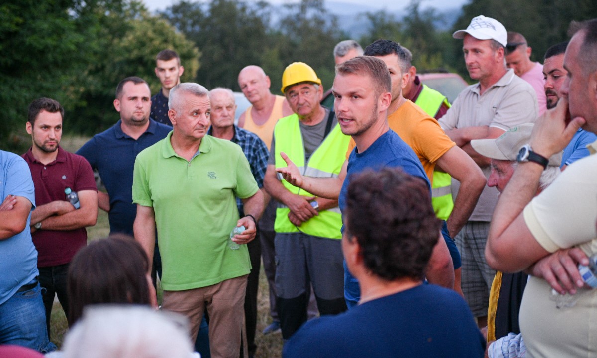 RADOVI NA SVE STRANE, STANIVUKOVIĆ OBIŠAO GRADILIŠTA Stiže voda u naselje Duboka – Klupe, Stijakovići dobili rasvjetu (FOTO)