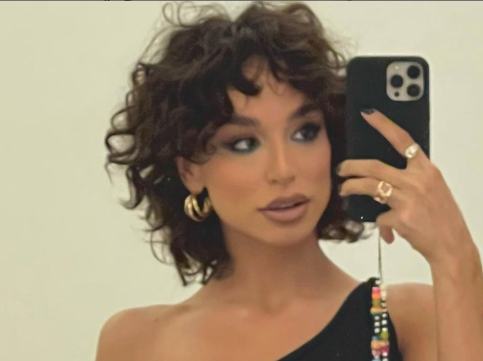 EDITA IZNENADILA MREŽE NOVIM VIDEOM Pjevačica đuskala za fanove, pa odlučila da na glavu stavi neobičan predmet (FOTO)