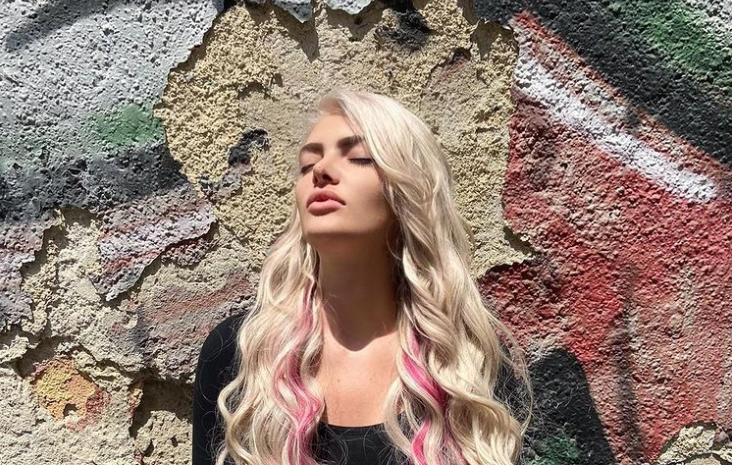 SVE JE NA "IZVOLITE" Ella Dvornik prošetala crvenim tepihom u haljini koja više otkriva, nego pokriva (VIDEO)