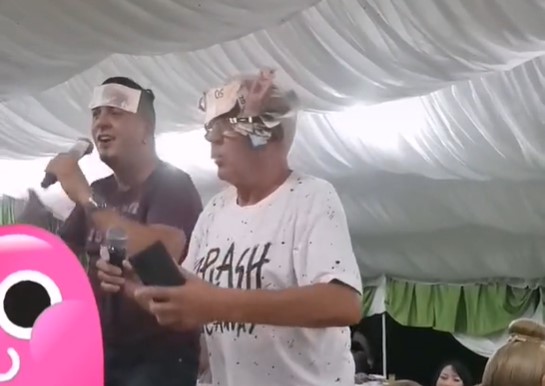 LIJE EVRA KIŠA! ERU OKITILI NOVČANICAMA KAO JELKU Ojdaniću lijepili pare po glavi - pjevač nije znao šta će od sreće, pa se u delirijumu popeo na klupu i zaigrao (VIDEO)