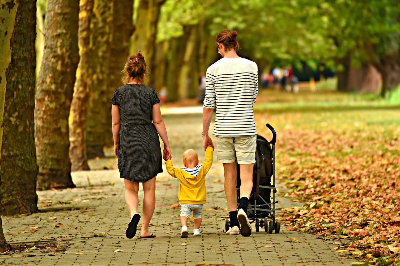 VIC DANA ​Šetaju gradom mama, tata i sin...