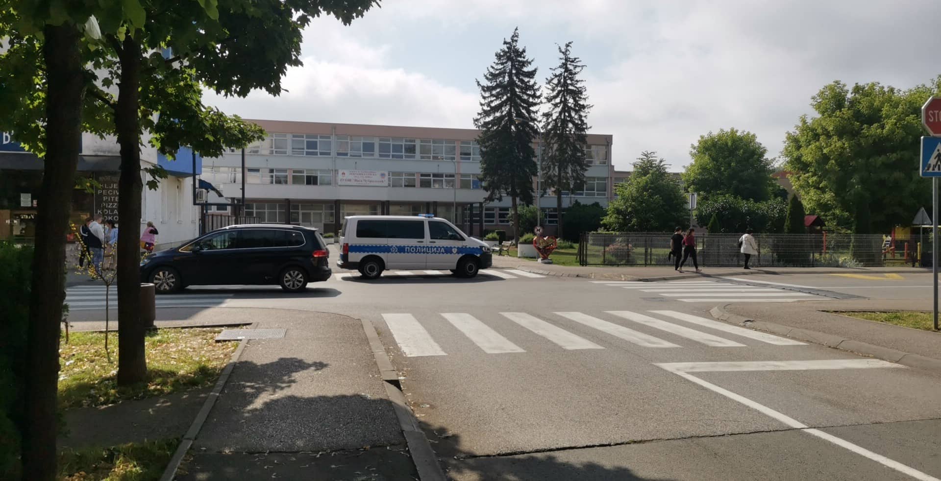 ALOONLINE U GRADIŠCI Policija ispred škole "Vaso Čubrilović", djecu poslali kući