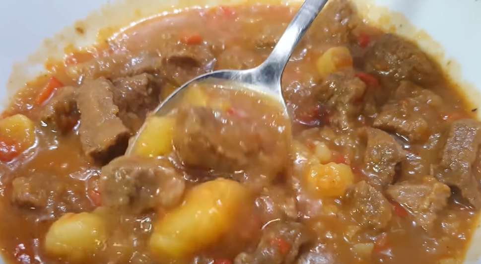 FANTASTIČNI RECEPT KOJI MORATE ISPROBATI Domaćinski gulaš sa svinjetinom i krompirom (VIDEO)