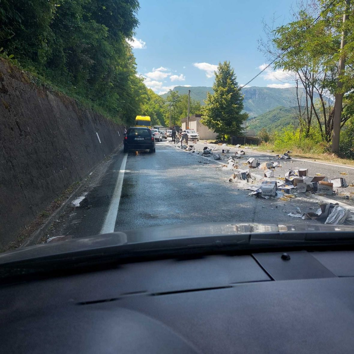 BOLAN PRIZOR ZA PIVOPIJE Sa kamiona kod Konjica palo 30 kartona piva, lili potoci pića