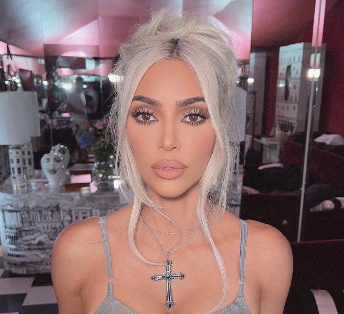 KIM KARDAŠIJAN NE PRESTAJE ŠOKIRATI JAVNOST IZJAVAMA "Jela bih gov*a svaki dan ako bi me to učinilo mlađom"