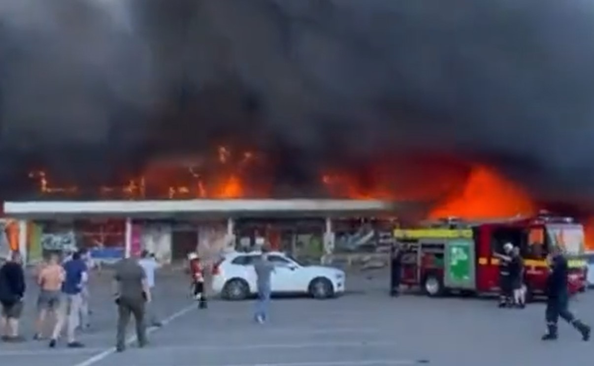 RAKETA POGODILA OBJEKAT U KREMENČUKU Zelenski: Rusi granatirali tržni centar, u njemu se nalazilo više od hiljadu civila (VIDEO)