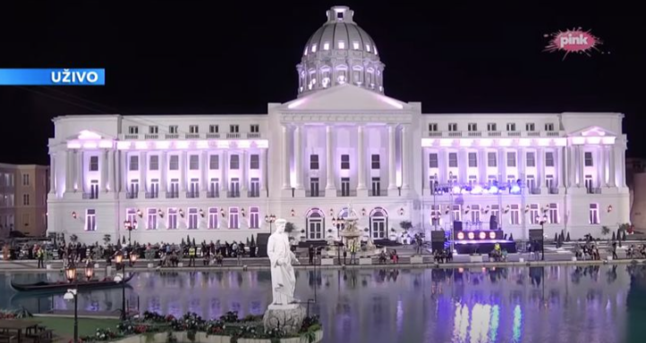 TRESLA SE BIJELA KUĆA Nastao opšti haos zbog nagrade koja je stigla od Velikog šefa (VIDEO)