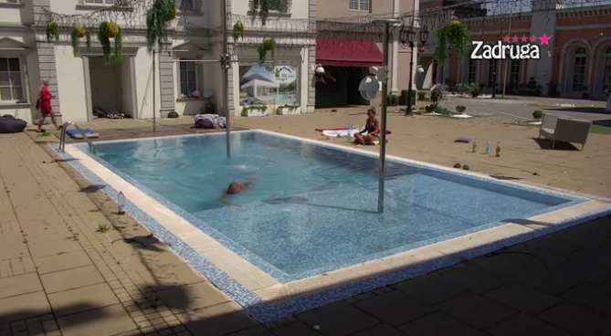 LEPI MIĆA SE OPUSTIO Ugledao zrake sunca, pa zaplivao u bazenu! (VIDEO)