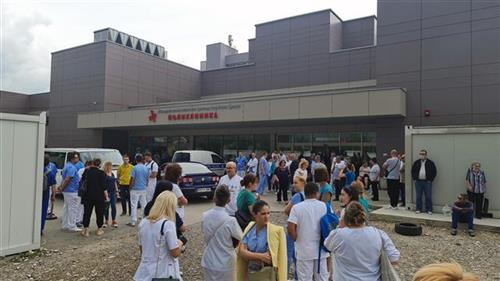 U SEDAM DANA DVIJE DOJAVE O BOMBAMA Radnici UKC-a pokazali humanost, ostali sa najtežim pacijentima, nisu željeli napustiti zgradu