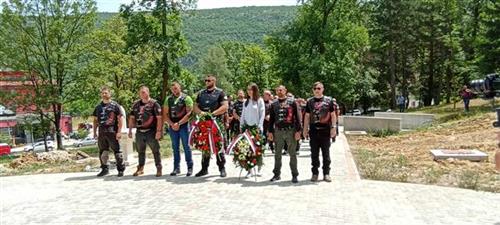 "NOĆNI VUKOVI" POSJETILI DRVAR Odali počast poginulim srpskim borcima u odbrambeno-otadžbinskom ratu (FOTO)