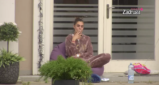 MINA POSLIJE RASKIDA SA MATEJOM OČAJNA Utjehu našla u razgovoru sa bubom (VIDEO)