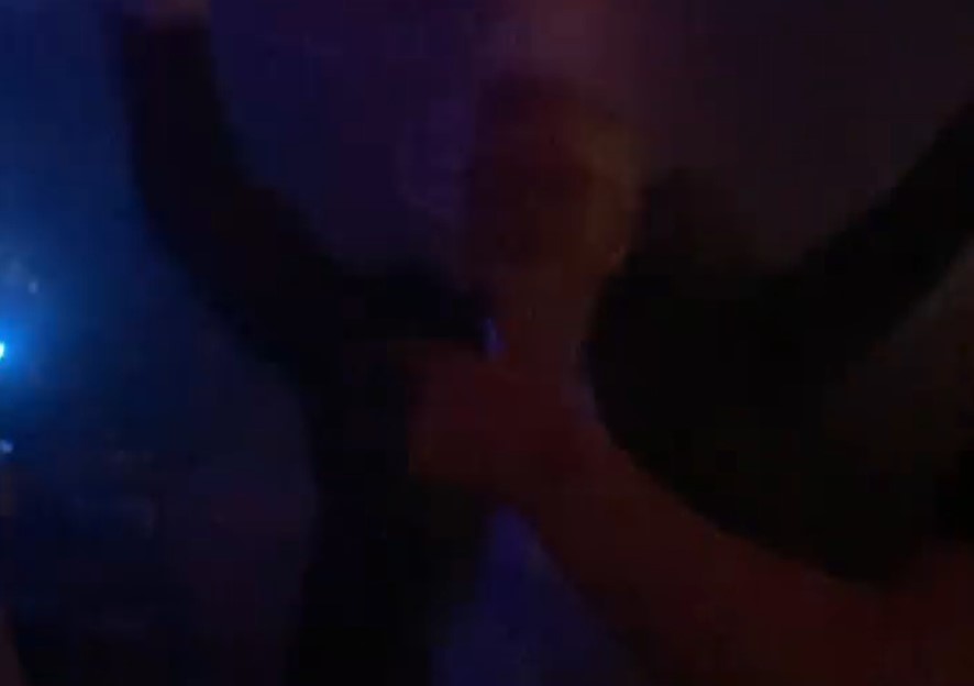 MINISTAR SNIMLJEN KAKO PLEŠE NA ŽURCI Ugledni političar partijanjem do sitnih jutarnjih sati proslavljao razvod, snimci šokirali javnost (VIDEO)