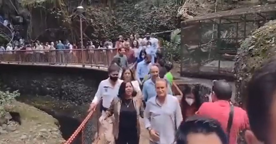 KATASTROFALAN SCENARIO NA CEREMONIJI OTVARANJA MOSTA Gradonačelnik poveo kolonu koja se zatim stropoštala u provaliju (VIDEO)