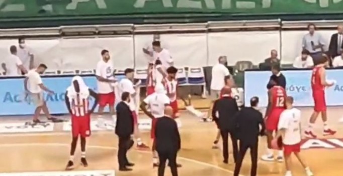 HAOS U FINALU GRČKE LIGE Panatinaikosovi navijači gađali igrače Olimpijakosa