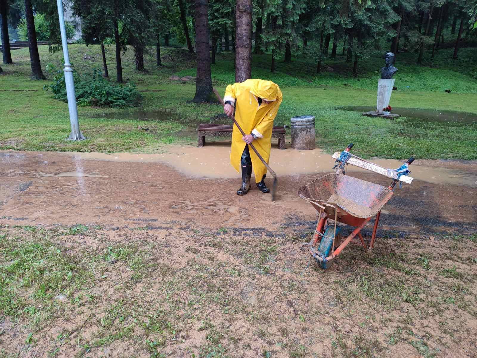 PAVLE AGBABA GESTOM VRATIO VJERU U DOBRE LJUDE Skrhan posljedicama poplava odrekao se odborničkog dodatka i krenuo u ozbiljnu akciju (FOTO/VIDEO)