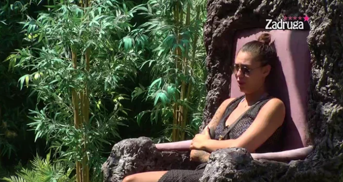 MINA IMA STRAH DA DOĐE KUĆI Preplakala svoju prošlost pa drvetu mudrosti postavila bolno pitaje! (VIDEO)