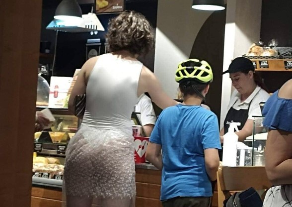 "ŽENA SLABO OBUČENA, A NIKO DA JOJ POMOGNE" Djevojka prošetala Banjalukom polugola, odmah krenula rasprava građana: "Da je imalo pametna, ne bi izašla iz kuće" (FOTO)