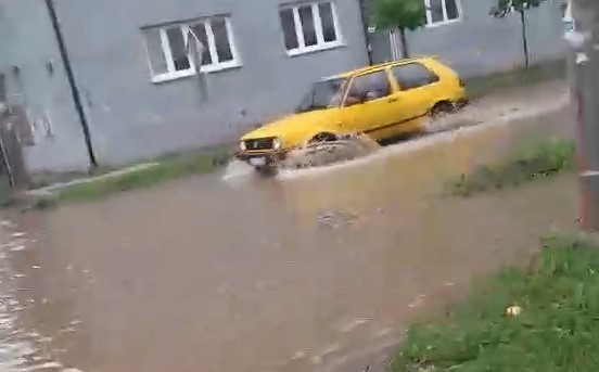 OBILNE PADAVINE U DOBOJU Voda poplavila saobraćajnice