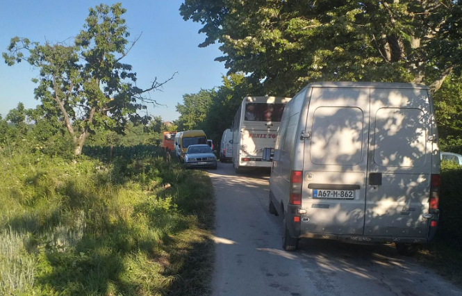 VOZAČI ZAGLAVILI NA OBILAZNICI, FORMIRALE SE KILOMETARSKE KOLONE Očekivali novi asfalt pod točkovima na dionici puta Prijedor-Banjaluka, a završili "u jarku" (FOTO)