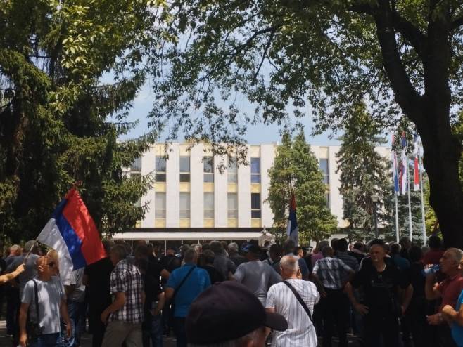 PROTEST VETERANA ISPRED NS RS Pridružili im se opozicioni političari (FOTO)