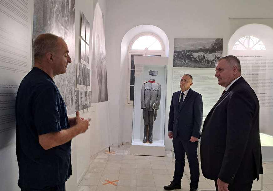 VIŠKOVIĆ POSJETIO SRPSKU KUĆU NA KRFU “Golgota našeg naroda i vojske na putu do slobode je trajno urezana u kolektivnu svijest”