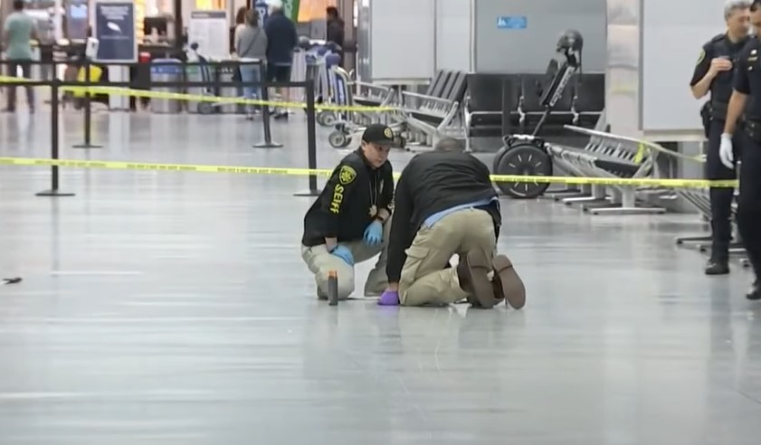 PANIKA NA AERODROMU U SAN FRANCISKU Muškarac oštrim predmetom sumanuto napadao ljude (VIDEO)