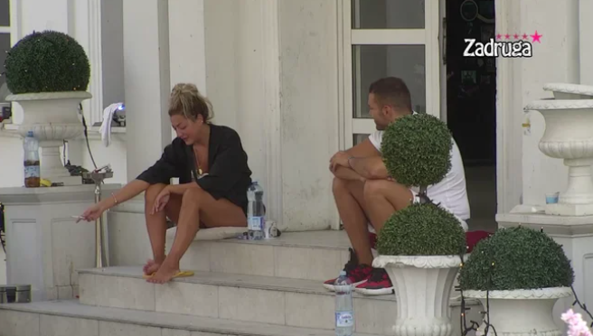 NE PRESTAJE SA PECKANJEM Sandra dirnula Anđela za roditeljstvo, on ovako reagovao! (VIDEO)