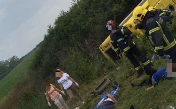 POGINULA NAJMANJE JEDNA OSOBA Autobus s radnicima iz Šapca izleteo sa puta kod Šimanovaca (VIDEO)