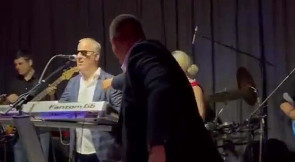 SKANDALOZNO Usred nastupa prišao Saši Matiću i mahao mu ispred nosa, nije odustao ni nakon što su mu objasnili da ga pjevač ne može vidjeti(VIDEO)
