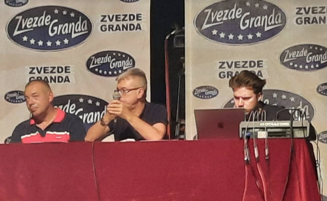 SAŠA POPOVIĆ NIJE MOGAO DA SE SUZDRŽI Kandidat izašao na scenu, a onda su svi počeli da se smiju (FOTO/VIDEO)