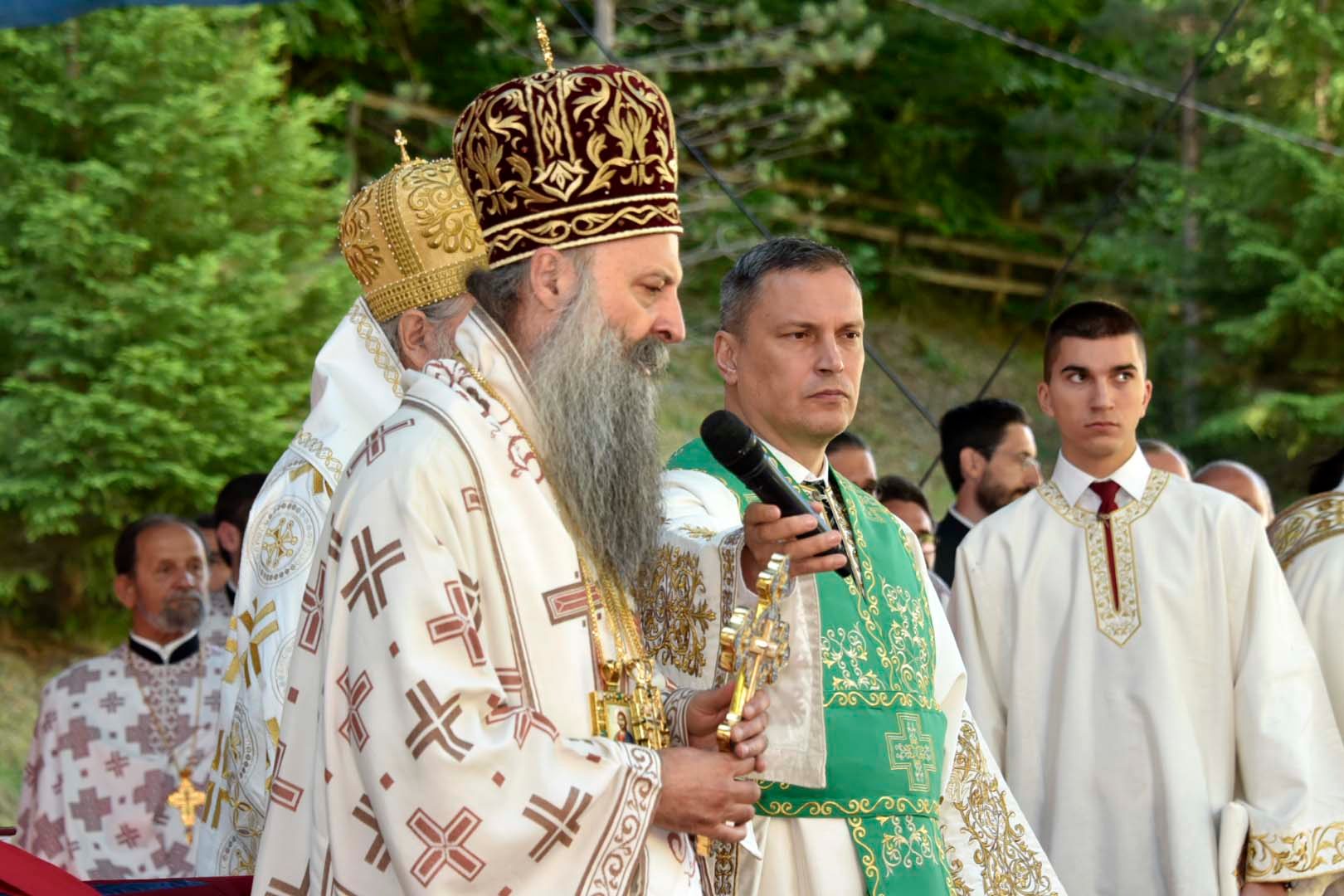 NAROD DOŠAO DA UKAŽE POŠTOVANJE NJEGOVOJ SVETOSTI Kovač: "Veoma smo zahvalni što nas je posjetio patrijarh Porfirije" (FOTO)