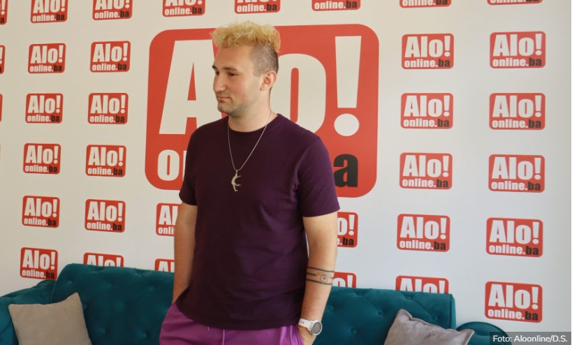 INFLUENSER "SNAJPERINJO" ZA ALOONLINE NAKON PRIVOĐENJA "Dečko, tebe traži pola grada": Napravio pometnju u Banjaluci! Obradovao mališane, pa završio u policiji