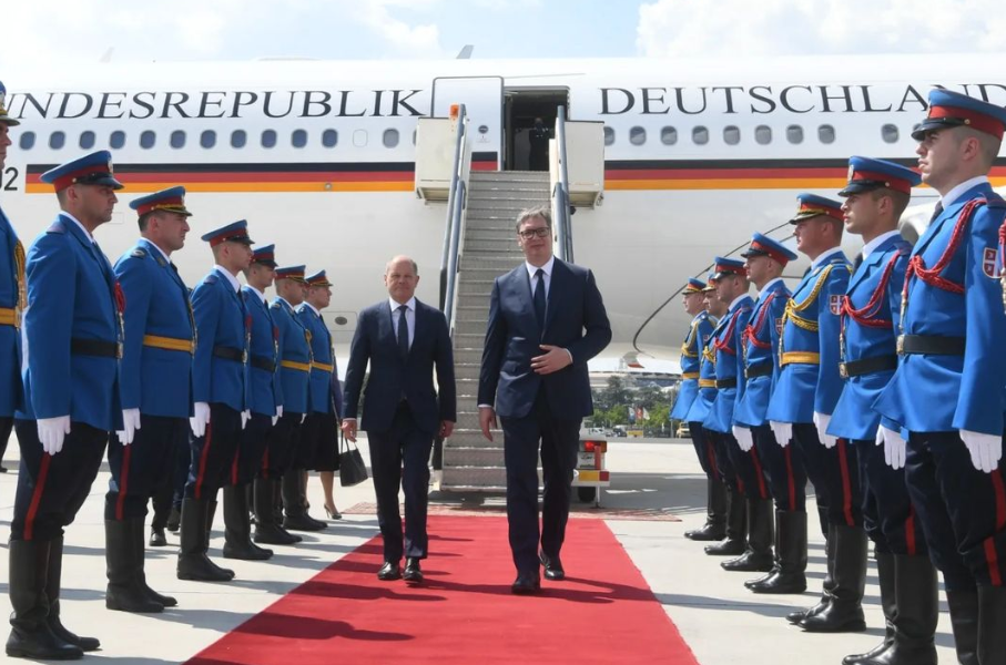 ŠOLC STIGAO U BEOGRAD Vučić ga dočekao uz velike svečanosti, uskoro obraćanje medijima