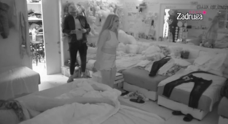 ŽESTOKA AKCIJA MINE I MATEJE Haos u sobi, parovi su uspjeli da probude sve zadrugare! (VIDEO)