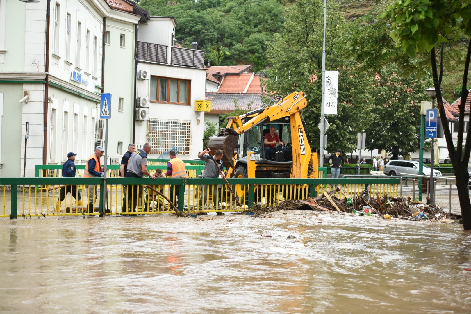 PROGLAŠENO STANJE PRIRODNE NESREĆE U TEŠNJU Padavine izazvale stravične poplave u Žepču i Maglaju (FOTO)