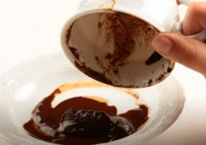 ISKORISTITE TOZ OD KAFE Čisti kožu i uklanja mitisere