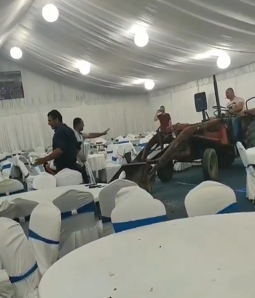 JOŠ JEDNOM DOKAZANO DA SMO "NEBESKI NAROD" Na svadbu sa traktorom - goste "grabio" bagerskom kašikom pa ih bacao kao bidermajer (VIDEO)