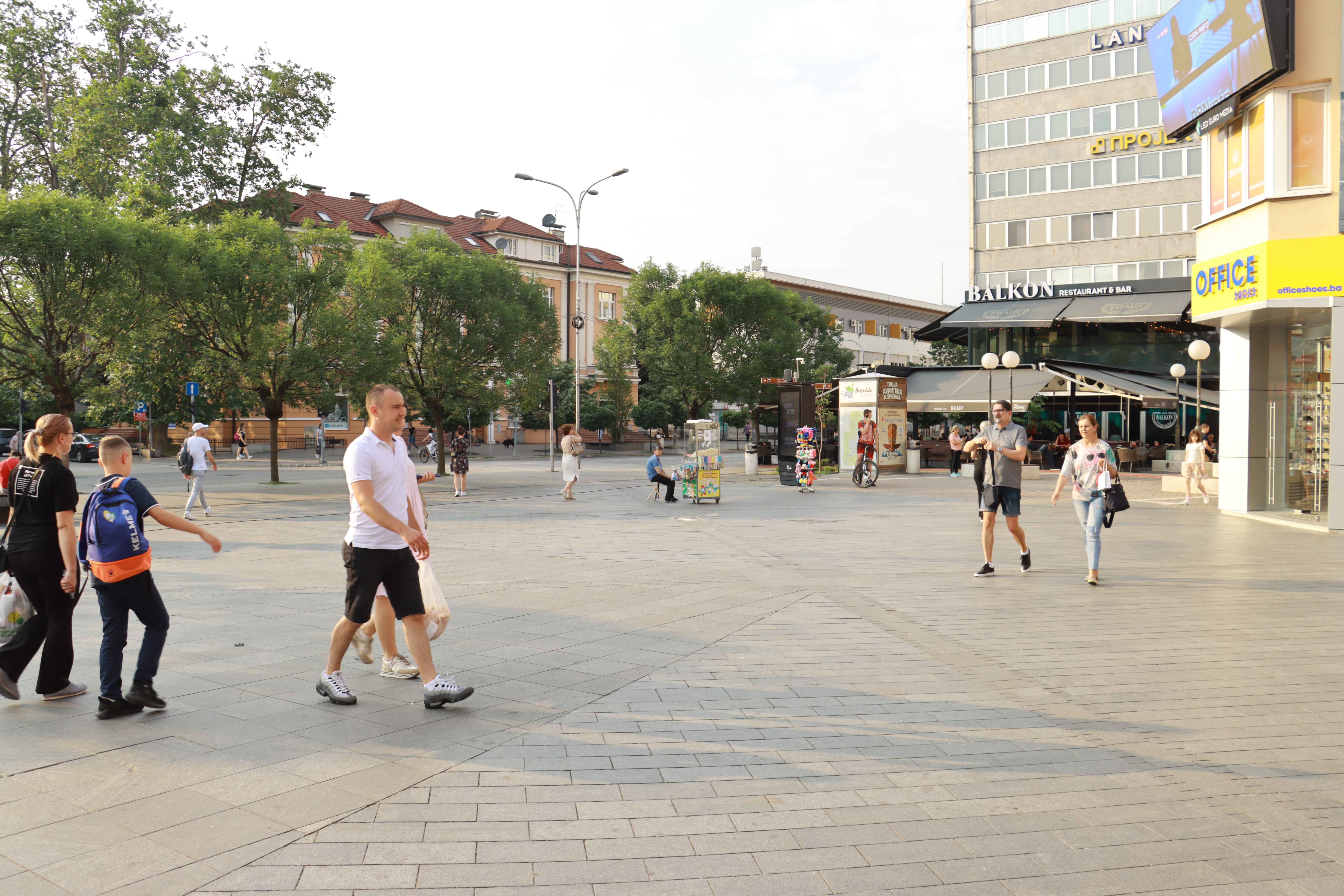 HAOS U CENTRU BANJALUKE Sukobili se navijači Crvene Zvezde i Borca, na terenu i žandarmerija