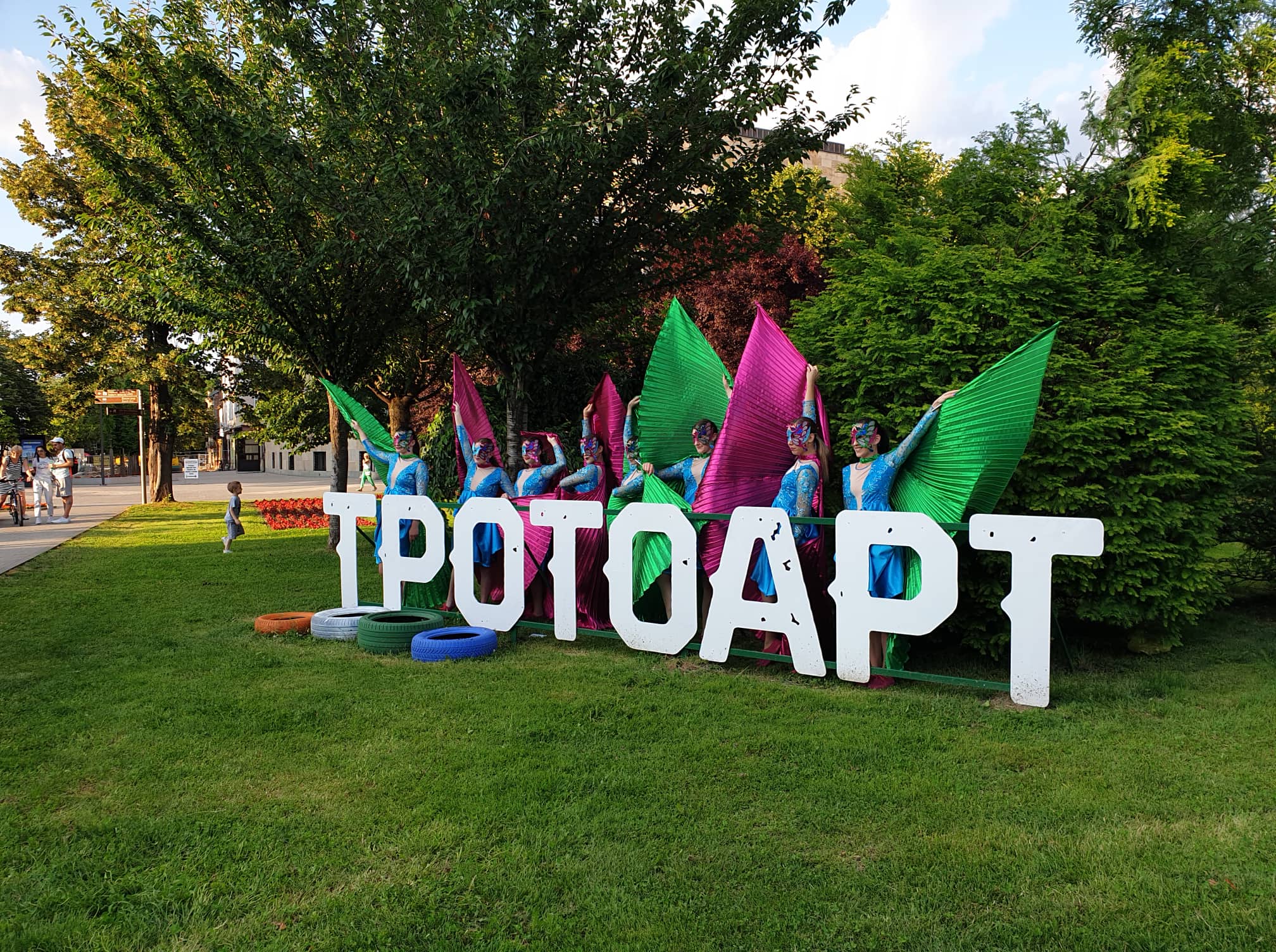 POČEO FESTIVAL ULIČNIH ZABAVLJAČA "TROTOART" Umjetnici raspoređeni duž glavnog gradskog šetališta (FOTO/VIDEO)