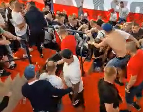KRAJNJE UZBUDLJIV MEČ REZULTOVAO HAOSOM NA TRIBINAMA Poljski navijači se međusobno tukli (VIDEO)