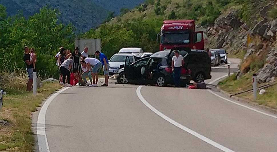 STRAVIČNA SAOBRAĆAJKA NA PUTU LJUBINJE-TREBINJE Petero povrijeđenih, trudnica hitno prevezena na odjel hirurgije