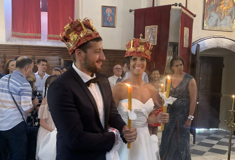 VESELO NA ULICAMA HERCEG NOVOG Milica Dabović na krovu automobila, ore se Cecini hitovi i "Veseli se srpski rode" (FOTO)