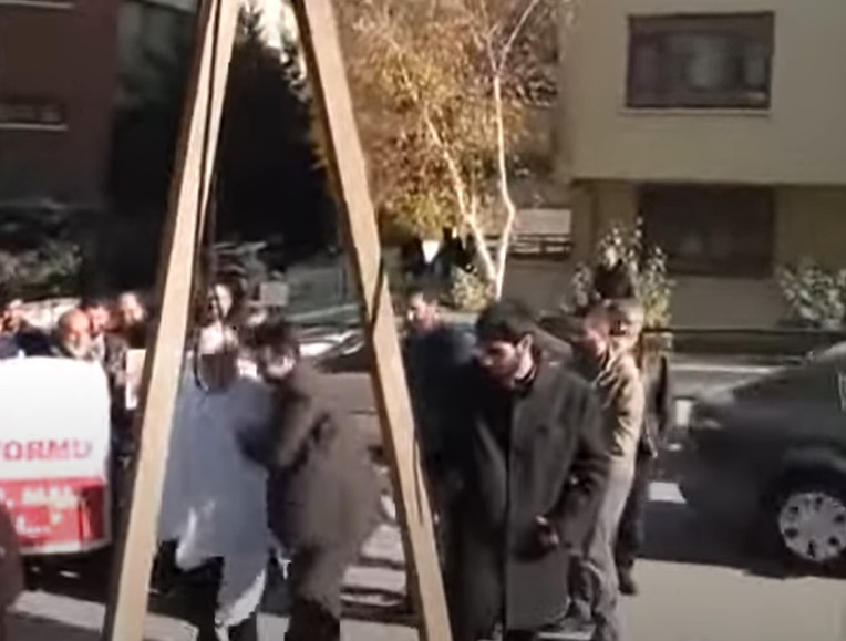 SMRTNA KAZNA ZA NAPADAČA NA SVEŠTENIKE Obješen muškarac koji je izvršio ubistvo