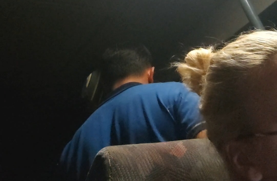 NEPRIJATAN INCIDENT U JAVNOM PREVOZU U BANJALUCI Vozač autobusa nasrnuo na mladića (VIDEO)