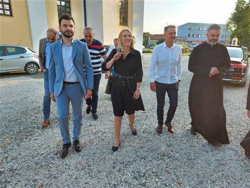 CVIJANOVIĆEVA NA DOBROTVORNOJ VEČERI U PRIJEDORU Izgradnja parohijskog doma u Urijama, predsjednica obećala dio sredstava (FOTO)