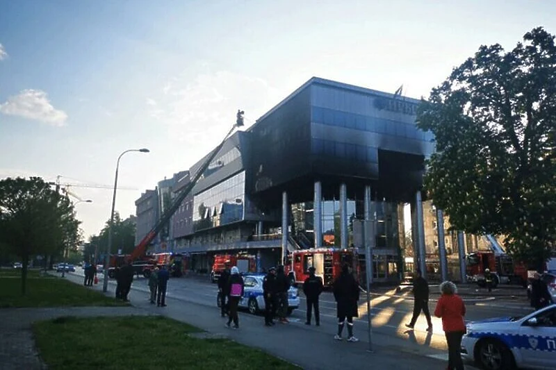 OTKRIVEN UZROK POŽARA U ZGRADI INVESTICIONO RAZVOJNE BANKE Opušak cigarete zapalio podmetače u piceriji, vatra se proširila na cijeli objekat